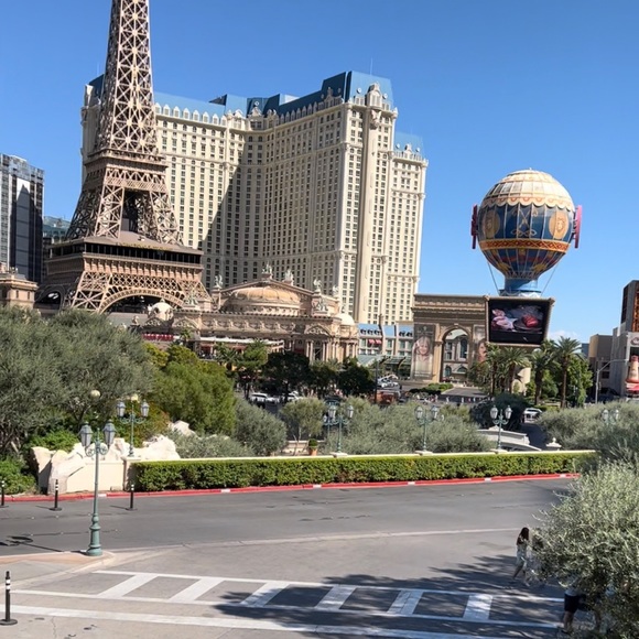 Las Vegas Aritzia - Picture 3 of 13